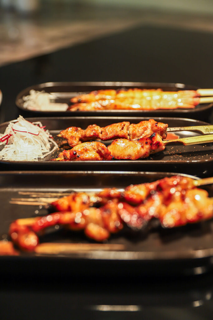 Wolt-tilaus kuin ravintolassa -yakitori tarjoiltuna lämpimälle lautaselle
